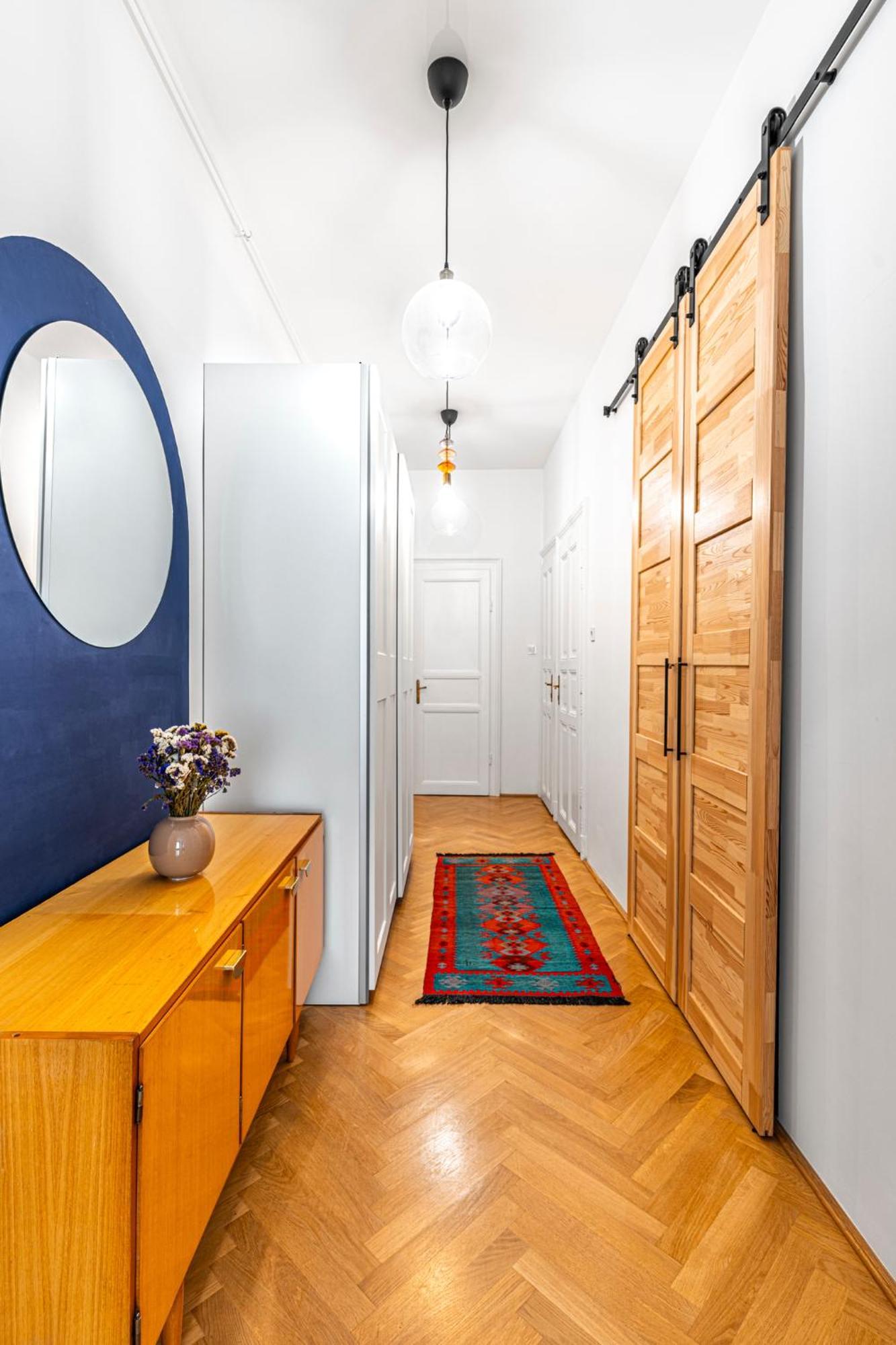Eclectic Downtown On Kiraly Street, Calm And Apartamento