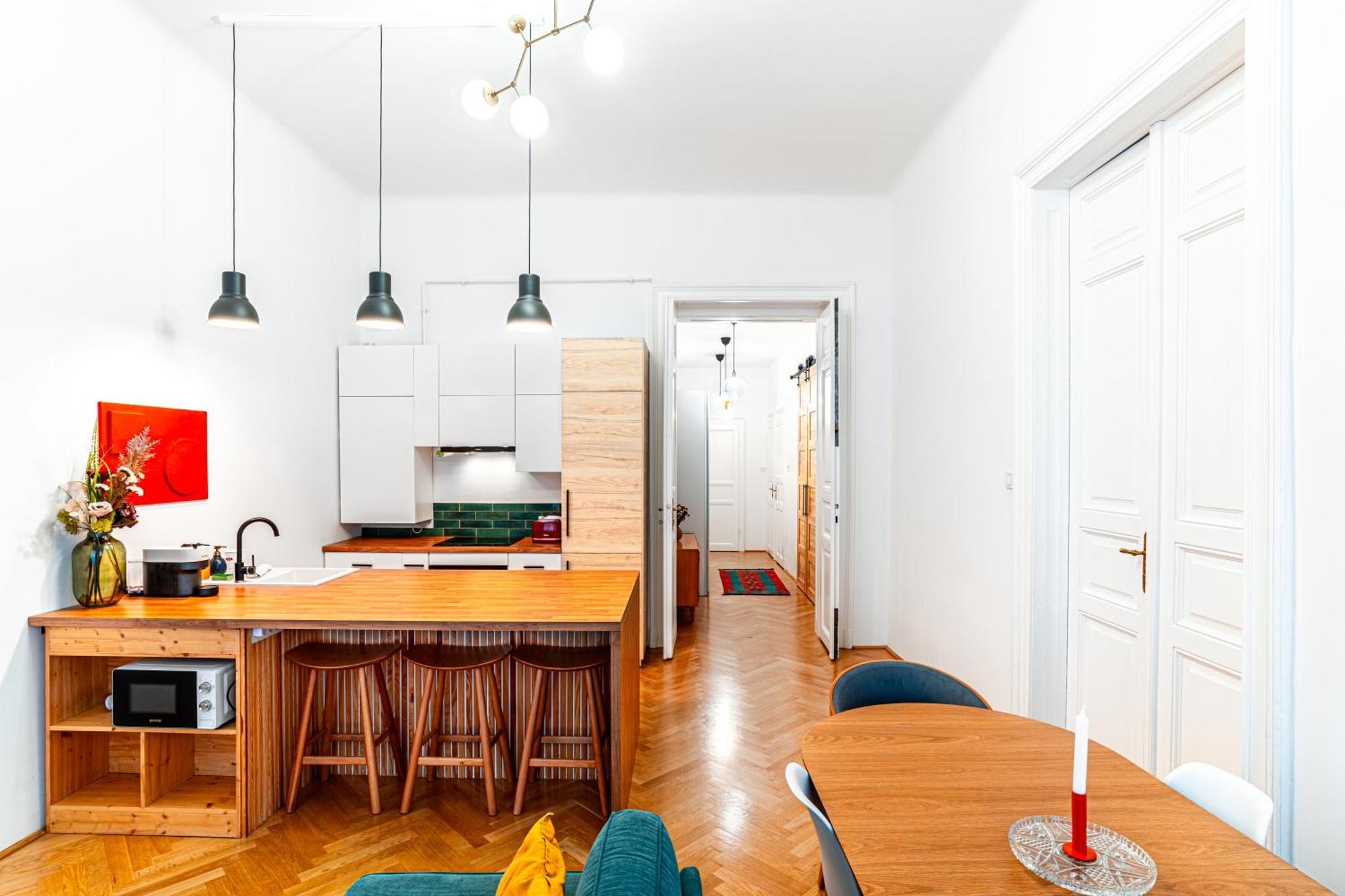 Eclectic Downtown On Kiraly Street, Calm And Apartamento