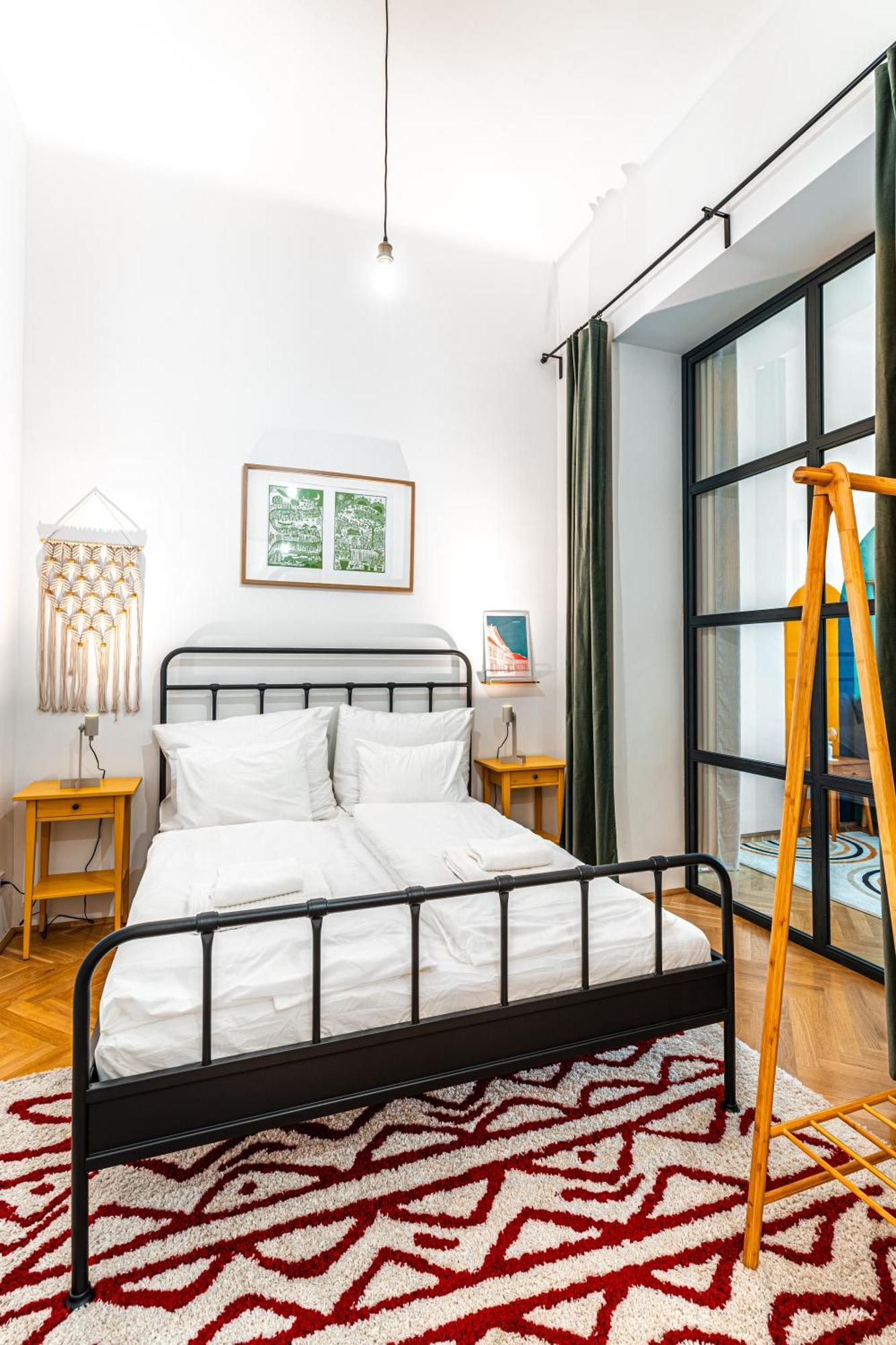 Eclectic Downtown On Kiraly Street, Calm And Apartamento Budapeste